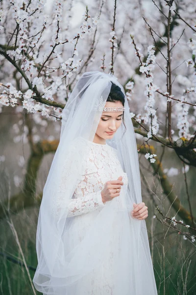 Ritratto della sposa in giardino fiorito — Foto Stock