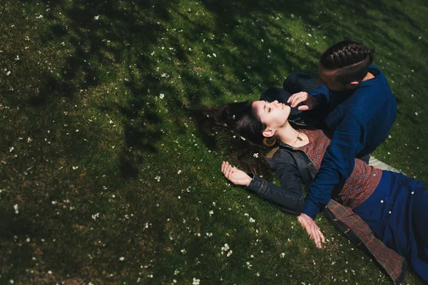 คู่รักพักผ่อนบนสนามหญ้า — ภาพถ่ายสต็อก