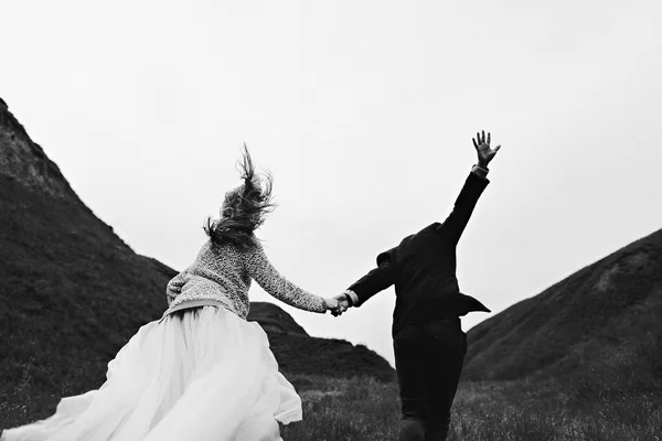 genç kız ve erkek arkadan çifti