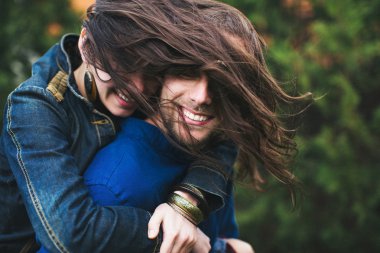 Aşıkların genç mutlu çift