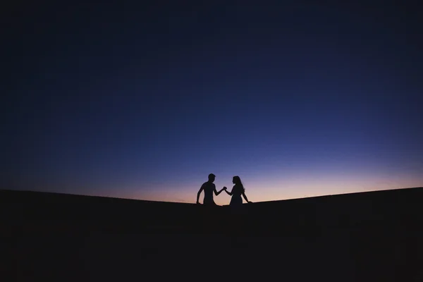 Silueta de pareja en el horizonte —  Fotos de Stock