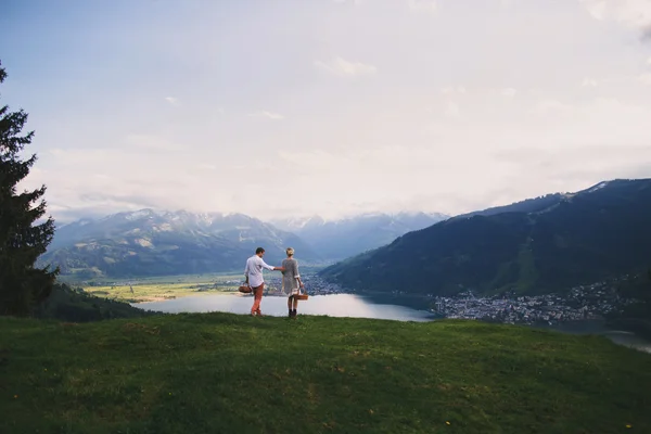 Aşık bir tepede duran genç Çift