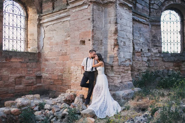 Bride and groom in the ruins of the house — Stock Photo, Image