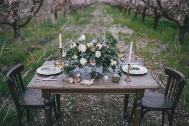 İki kişilik bir kutlama masa