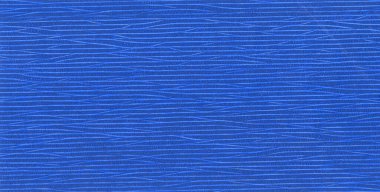 Yatay doğrusal desenli mavi kabartmalı kağıt, kırtasiye, ambalaj ve yaratıcı tasarım projeleri için modern ve desenli bir arkaplan oluşturur.