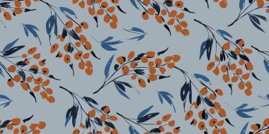 Narin turuncu böğürtlenlerin suluboya deseni ve açık gri arkaplanda koyu mavi yapraklar.