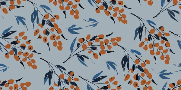 Narin turuncu böğürtlenlerin suluboya deseni ve açık gri arkaplanda koyu mavi yapraklar.