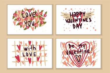 Sevgililer Günü için 4 kartla ayarlandı. Tebrik mesajı ile elle çizilmiş illüstrasyon. Farklı tasarımlar. Kartpostal yazdırmak için vektör tasarımı