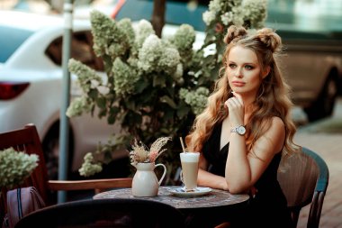 Hamile güzellik şehirde kahve içiyor.