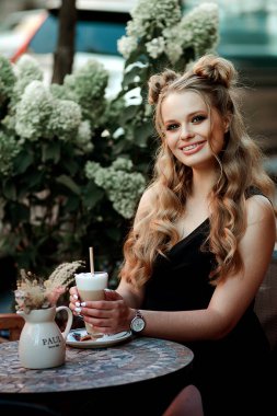 Hamile güzellik şehirde kahve içiyor.