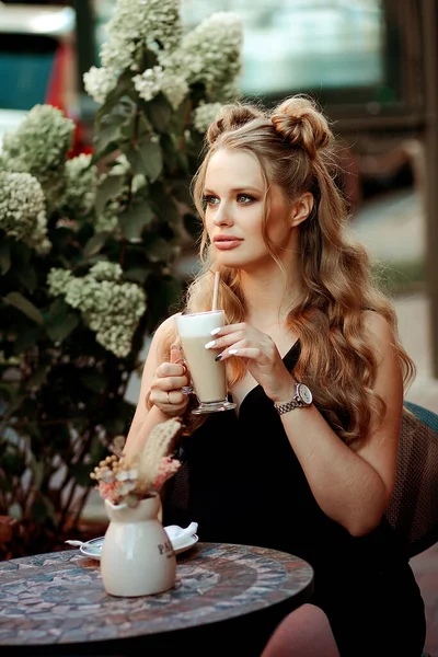 Hamile güzellik şehirde kahve içiyor.