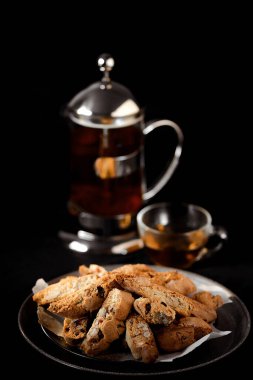 Bisküvi ya da cantuccini Itayan bisküvisi fındık ve kurutulmuş meyve.