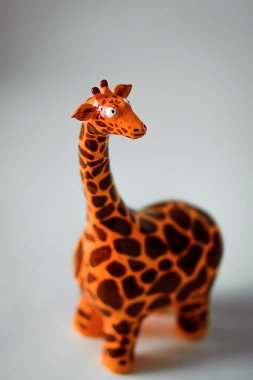 Büyük kalçalı seramik zürafa seramiktir.