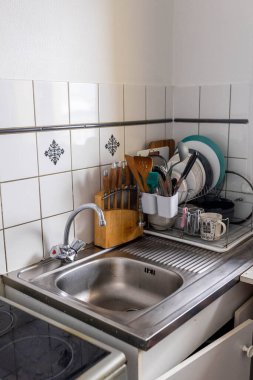 Tabaklar paslanmaz çelik mutfak lavabosunun üzerinde.