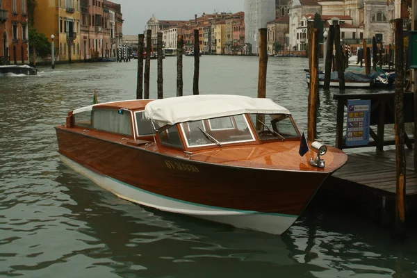 Bateau sur ile de venise — стоковое фото