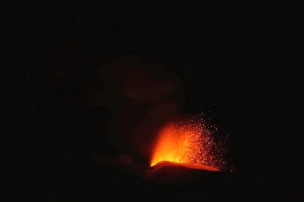 coulee de lave au volcan