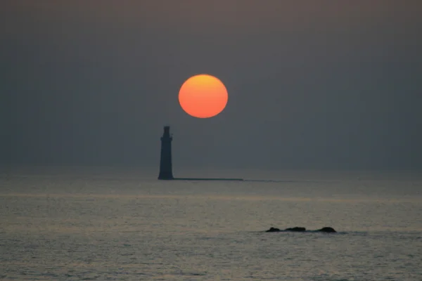 lune au phare en mer
