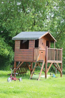 Cabane d'enfant dans le jardin