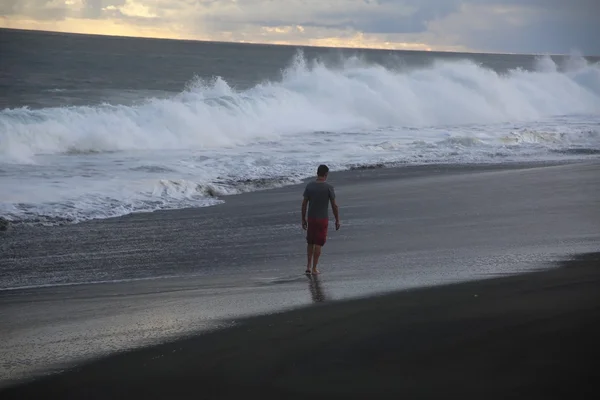 homme sur la plage