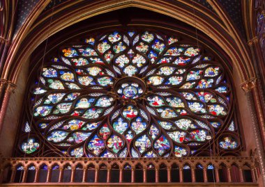 PARIS, FRANCE - Mart 2016: Ünlü Saint Chapelle 'in İçi. Sainte Chapelle, Paris' te ziyaret edilen en güzel ve turistik yerlerden biridir..