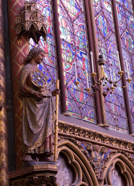 PARIJS, FRANKRIJK - Maart 2016: Interieur van de beroemde kapel van Saint Chapelle.Sainte Chapelle is een van de mooiste en meest toeristische bezienswaardigheden in Parijs. — Stockfoto