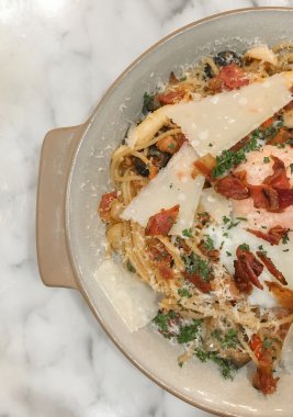 Sarımsak, zeytinyağı ve onsen yumurta baharatlı spagetti