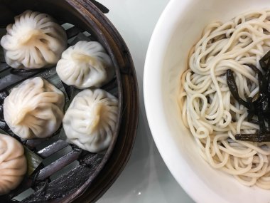 Vapur (Xiao uzun Bao) ve plai Çin tarzı et köfte