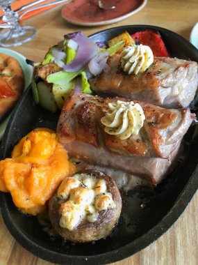 Kuzu fileto salata ile servis