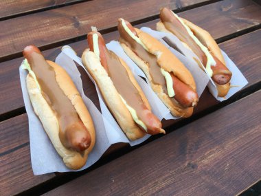 Hotdog, Steamed sosis bir topuz çeşniler seçeneği ile görev yaptı; Ketçap, tatlı hardal, remoulade, gevrek kızarmış soğan ve çiğ soğan.