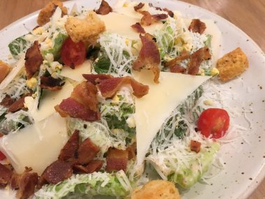 Ceasar salata pastırma ile