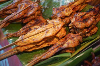 Tayland yeşil yaprak üzerinde yerel ızgara tavuk