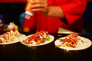 Şef bir kebap sıcak tava üzerinde yapılan