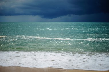 Deniz dalga sıçrama yağmurlu deniz dalga sıçrama ile yağmurlu bulutun dışına odak arka plan, odak arka plan, prachu dışarı prachuapkhirikhan Tayland ile