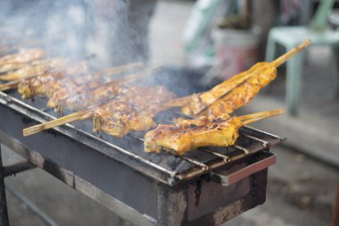 Sıcak ızgara tavukları ile bambu takılı. füme ızgara tavuk Barbekü, Tayland yerel yemekleri, geleneksel gıda Tayland