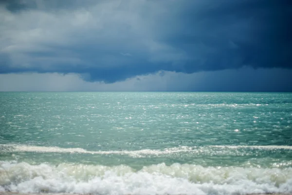 Morze z chmury deszczowe i blured spośród fokus sea fala splash na pierwszym planie prachuapkhirikhan Tajlandia — Zdjęcie stockowe