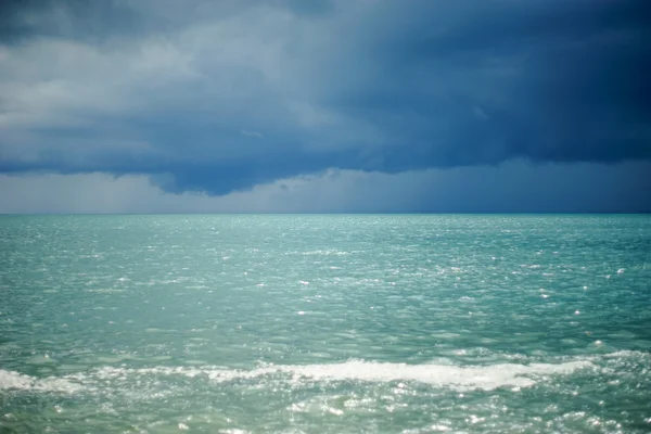 Morze z chmury deszczowe i blured spośród fokus sea fala splash na pierwszym planie prachuapkhirikhan Tajlandia — Zdjęcie stockowe