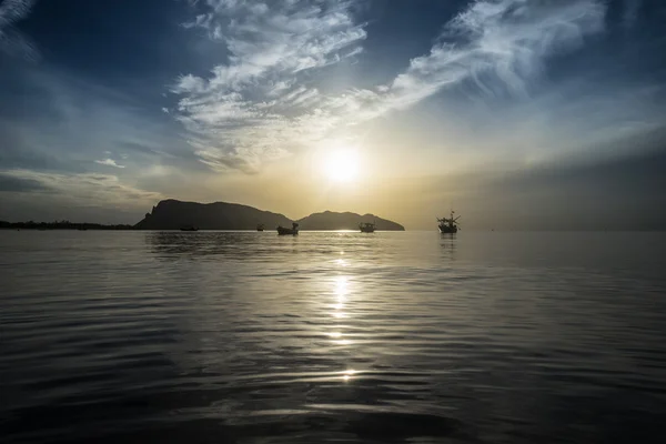 Traditional boats are laying on wave surface of the sea with a long big mountain, beautiful sunrise and cloud in a morning, Prachuapkhirikhan Thailand — Stock Photo, Image