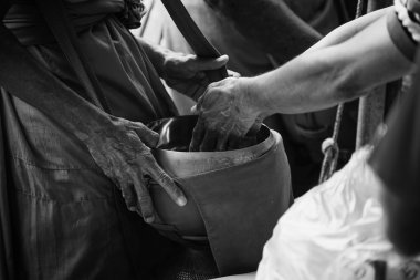 tay halkının iki el Budizm sadaka kase keşiş sadaka vermek, siyah ve beyaz yüksek kontrastlı resim tarzı, seçici focu