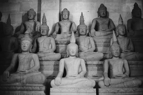 불교 의 부적으로 사용되는 부처님 의 다른 부처님 이미지, 흑백 높은 대비 사진 스타일, 선택적 초점 — 스톡 사진