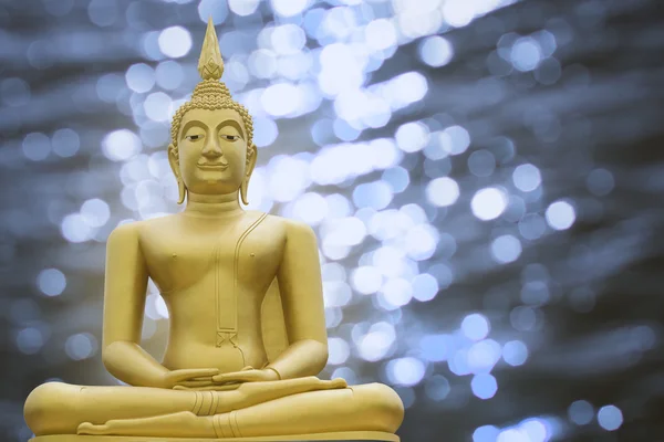 Золотий образ Будди на розмитому світлі фону Боке, копіювати простір, відфільтроване зображення — стокове фото