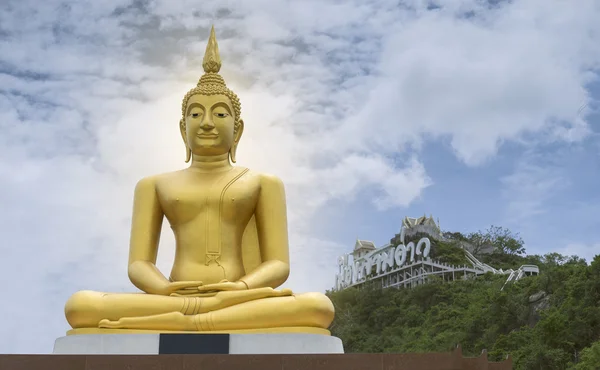 Золоте зображення Будди з блакитним небом і хмарою, гора з храмом на вершині пагорба, світловий ефект, доданий позаду зображення Будди, Прачуапхіріхан, Таїланд, фільтроване зображення — стокове фото