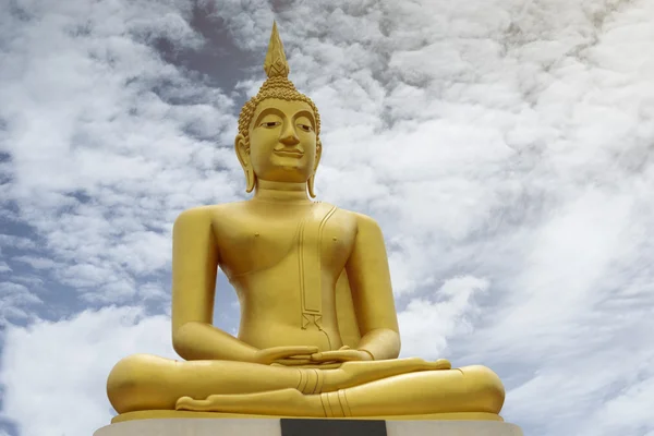 Guld bild av Buddha med blå himmel och moln i bakgrunden, ljuseffekt tillagd, Prachuapkhirikhan, Thailand, filtrerad bild — Stockfoto