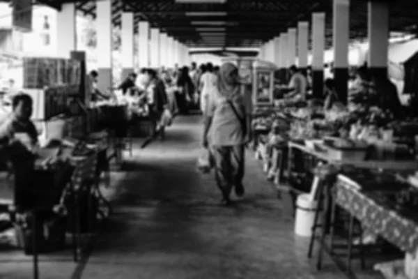 Pessoas no mercado tailandês, intencionalmente borrado edição pós-produção. estilo de imagem preto e branco — Fotografia de Stock