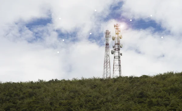 Maszt telekomunikacyjny Tv anteny bezprzewodowej technologii na wzgórzu Zielona Góra, Błękitne niebo i chmura w tło, światło pochodni efekt dodane, dodana warstwa przewodu sieci streszczenie — Zdjęcie stockowe
