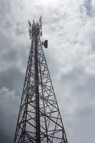 Telekomunikační věž s zamračená obloha pozadí — Stock fotografie