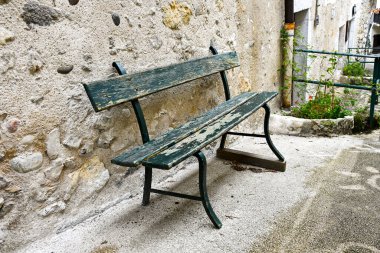 Fransa 'da Taş Duvara Karşı Eski Ahşap Benç