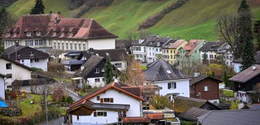 Seville 'in renkli çatıları. Canlı evler arasında yükselen tarihi kulesi şehrin Akdeniz cazibesini, kültürel zenginliğini ve mimari uyumu yansıtıyor.