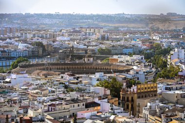 Seville 'in renkli çatıları. Canlı evler arasında yükselen tarihi kulesi şehrin Akdeniz cazibesini, kültürel zenginliğini ve mimari uyumu yansıtıyor.
