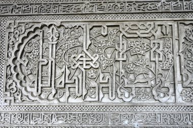 Sevilla 'daki geleneksel Endülüs binasının güneşli köşesinde güney İspanya' nın mimari cazibesini yansıtan sarı çizgili beyaz duvarlar ve geometrik detaylar yer alıyor.