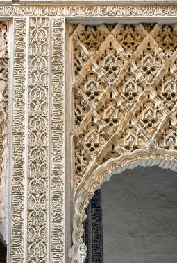 Sevilla 'daki geleneksel Endülüs binasının güneşli köşesinde güney İspanya' nın mimari cazibesini yansıtan sarı çizgili beyaz duvarlar ve geometrik detaylar yer alıyor.